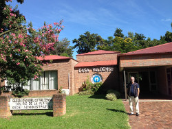 Eugenio Bernardini davanti alla sede della Mesa Valdense a Colonia Valdense (Uruguay)