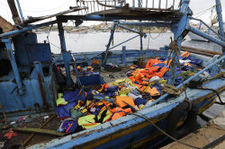 carcassa di barcone a Lampedusa