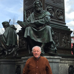 Il pastore Giuseppe Platone a Worms vicino al monumento a Pietro Valdo (aprile 2016)
