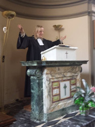 La pastora Letizia Tomassone predica nella Chiesa metodista di Carrara