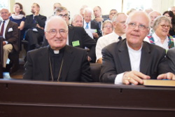 mons. Pier Giorgio Debernardi e mons. Mansueto Bianchi al Sinodo delle Chiese valdesi e metodiste (foto Riforma)